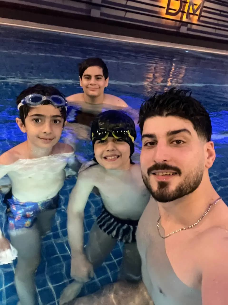 سه شناگر نوجوان همراه مربی شایان رضایی در استخر داینامیکا سعادت‌آباد
