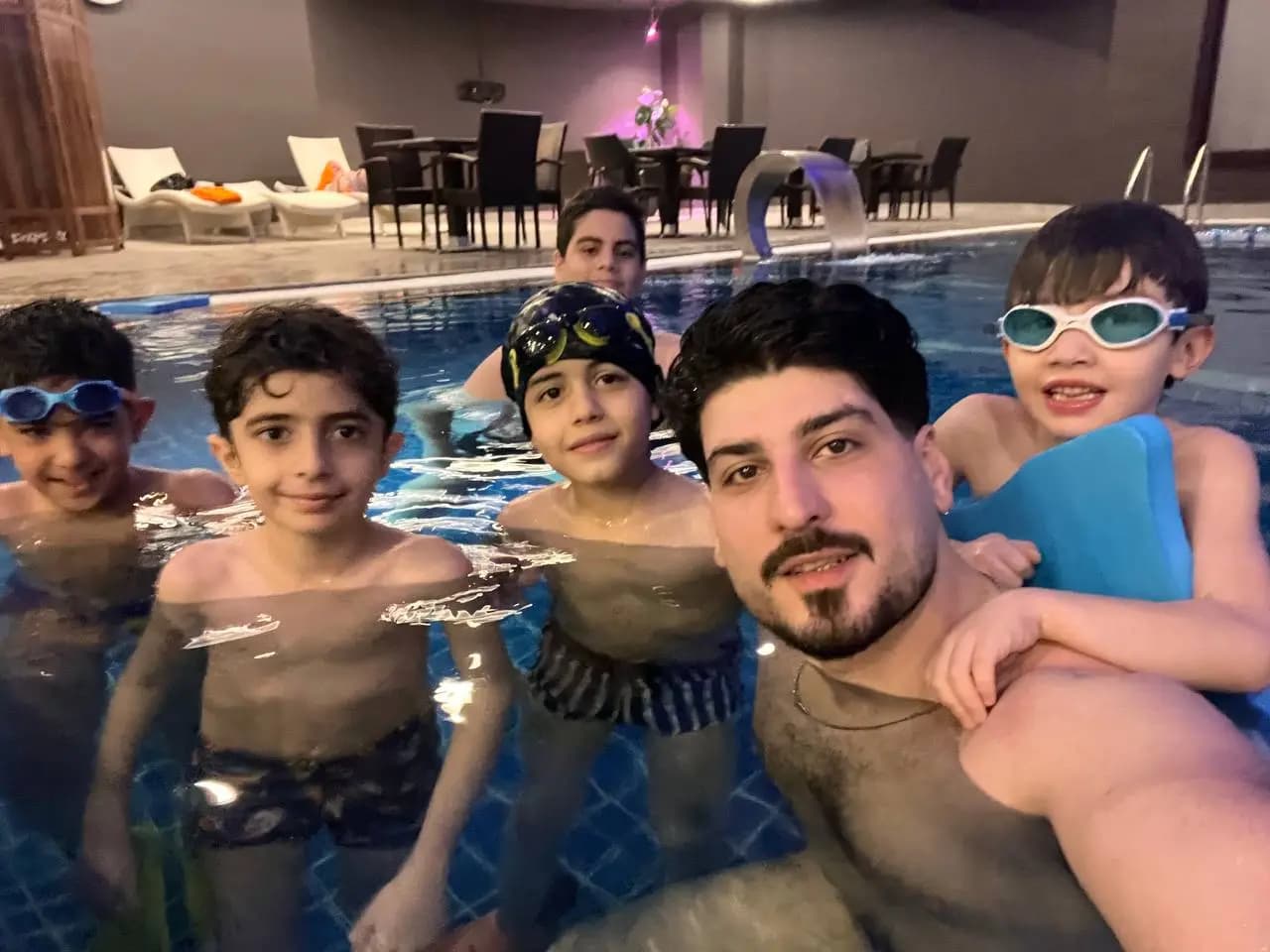 آموزش گروهی شنا کودکان و بزرگسالان در استخر داینامیکا سعادتآباد