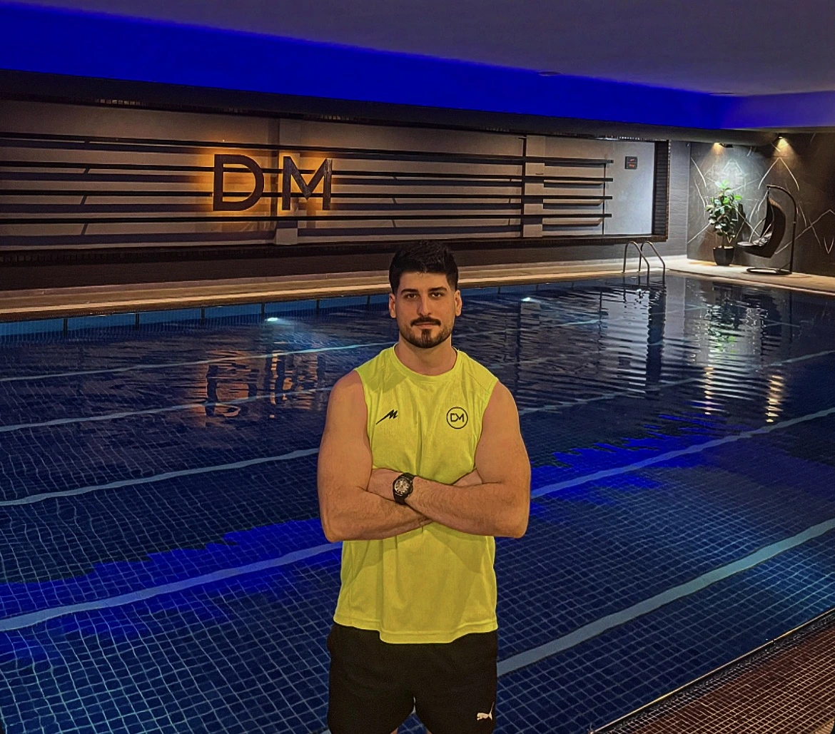شایان رضایی مربی رسمی شنا در استخر